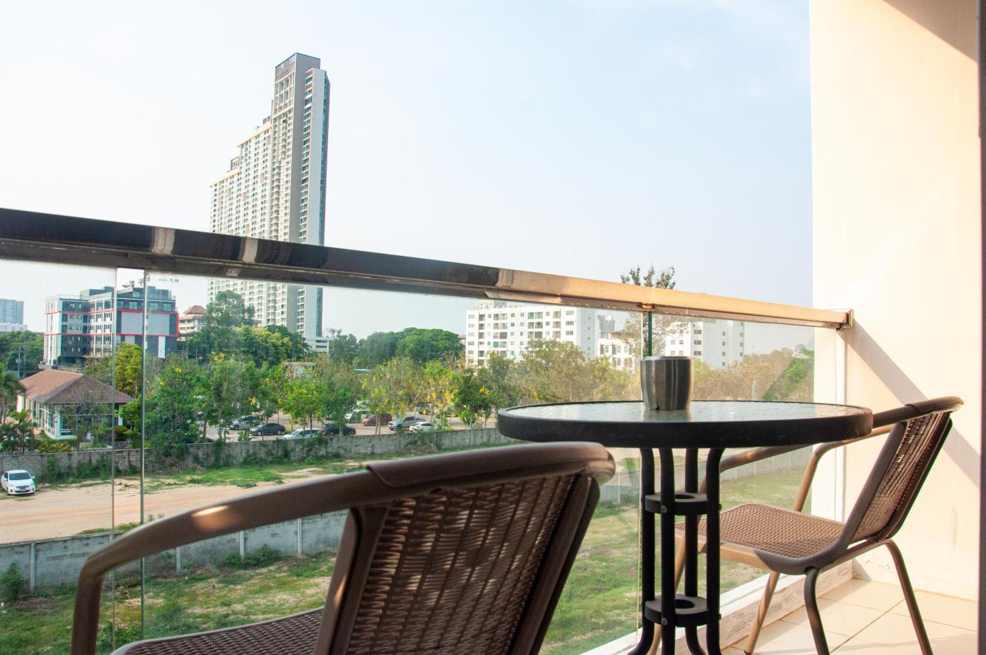 Ht9 Hotel Jomtien Beach Buitenkant foto